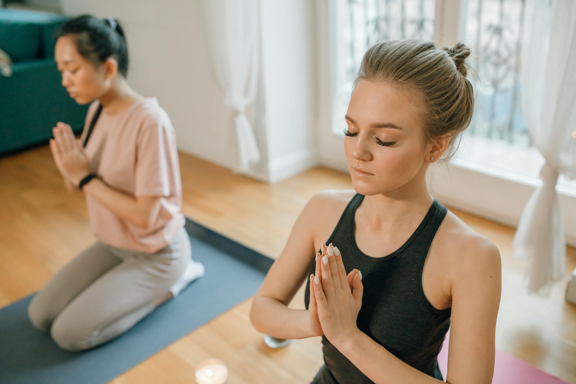 Sort-hvitt bilde som viser en kvinne i planke på en yogamatte. Copyright Rendy Novantino on Unsplash.