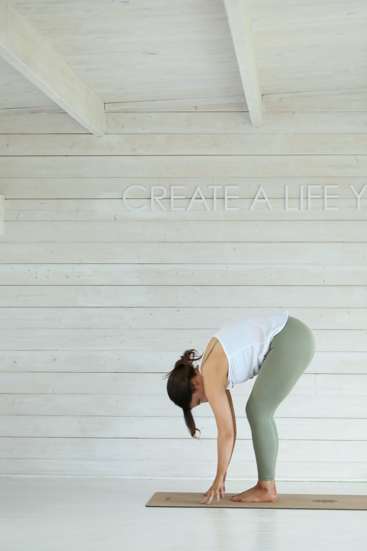 Copyright Margaret Young on Unsplash. Bildet viser profil av en foroverbøyd kvinnekropp i en yogaposisjon på hvit bakgrunn.